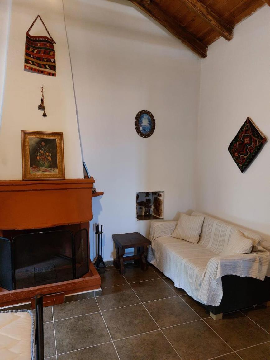 Politeika Traditional House Tiros Exterior photo